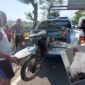 LAKA: Bentor yang tertabrak bus di jalur pantura Desa Banjarsari, Kec. Sumberasih, Kab. Probolinggo. Insert: Korban tewas di kamar mayat RSUD Tongas Probolinggo. (foto: Hafiz Rozani).