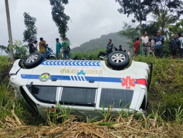 Proses evakuasi mobil ambulans.