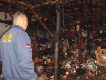 LUDES: Petugas pemadam kebakaran Kota Probolinggo mengecek dapur yang sudah ludes terbakar. (foto: Hafiz Rozani).