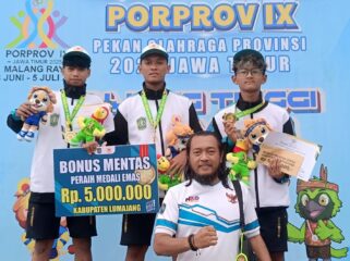 Tim panahan Kabupaten Lumajang berhasil meraih prestasi gemilang dengan menyabet medali emas pada cabang olahraga panahan di Pekan Olahraga Provinsi (Porprov) IX Jawa Timur 2025 (Foto: Asmadi).