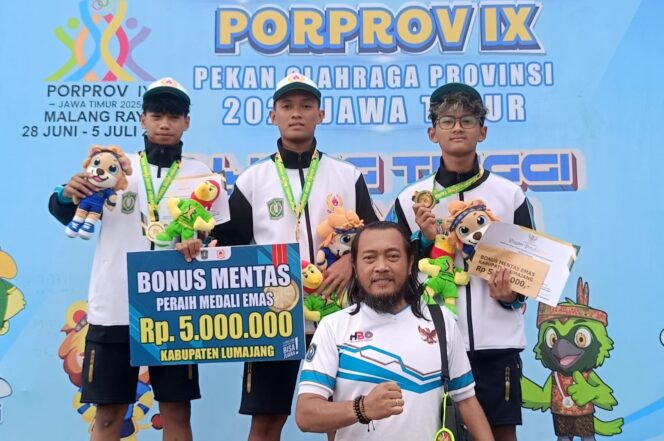 
					Tim panahan Kabupaten Lumajang berhasil meraih prestasi gemilang dengan menyabet medali emas pada cabang olahraga panahan di Pekan Olahraga Provinsi (Porprov) IX Jawa Timur 2025 (Foto: Asmadi).
