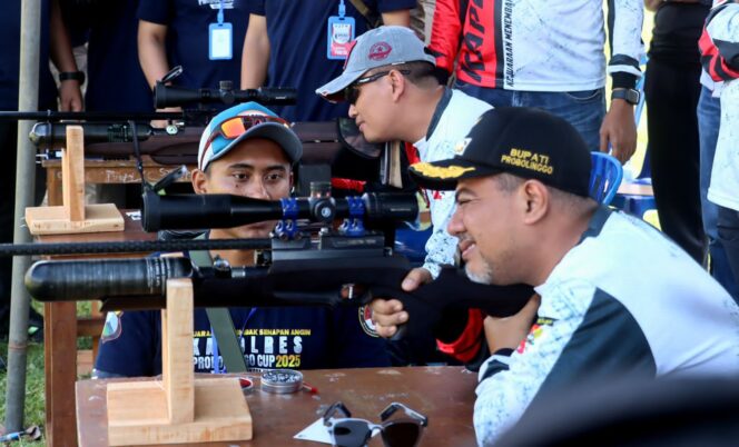 
					FOKUS: Bupati Probolinggo, Gus Haris, saat mengikuti kejuaraan menembak senapan angin ditemani Kapolres, AKBP Wisnu Wardana. (foto: Bag. Humas Polres Probolinggo).
