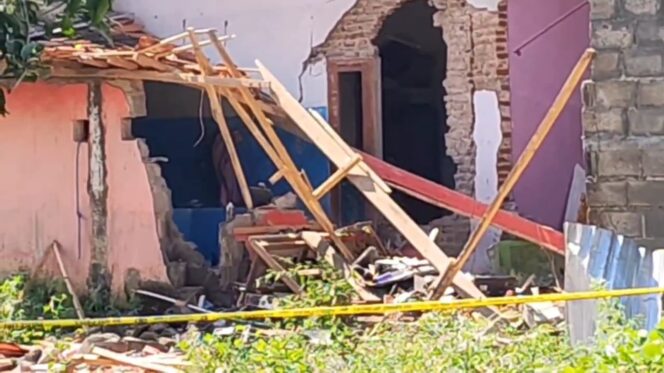 
					Kondisi rumah warga Sanganom, Kecamatan Nguling, Kabupaten Pasuruan akibat ledakan. (Foto: Moh. Rois).