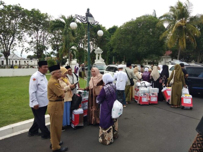 
					Suasana kedatangan jamaah haji asal Lumajang.  (Foto: Asmadi).