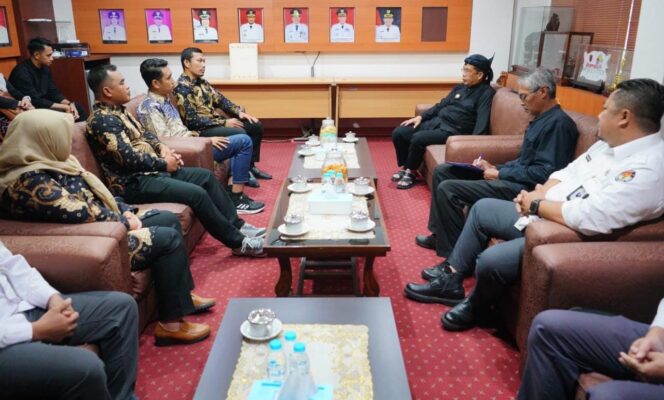 
					DISKUSI: Pertemuan Wali Kota Probolinggo, dr. Aminuddin, dengan jajaran KPU Kota Probolinggo. (foto: istimewa)