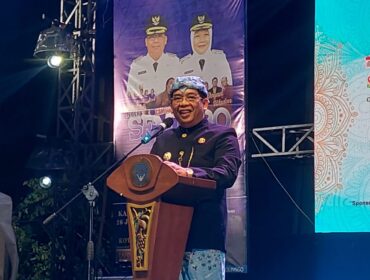APRESIASI: Wali Kota Probolinggo, dr. Aminuddin, saat memberi sambutan dalam penutupan Semipro 2025, Jum'at (4/7/25) malam. (foto: Hafiz Rozani).
