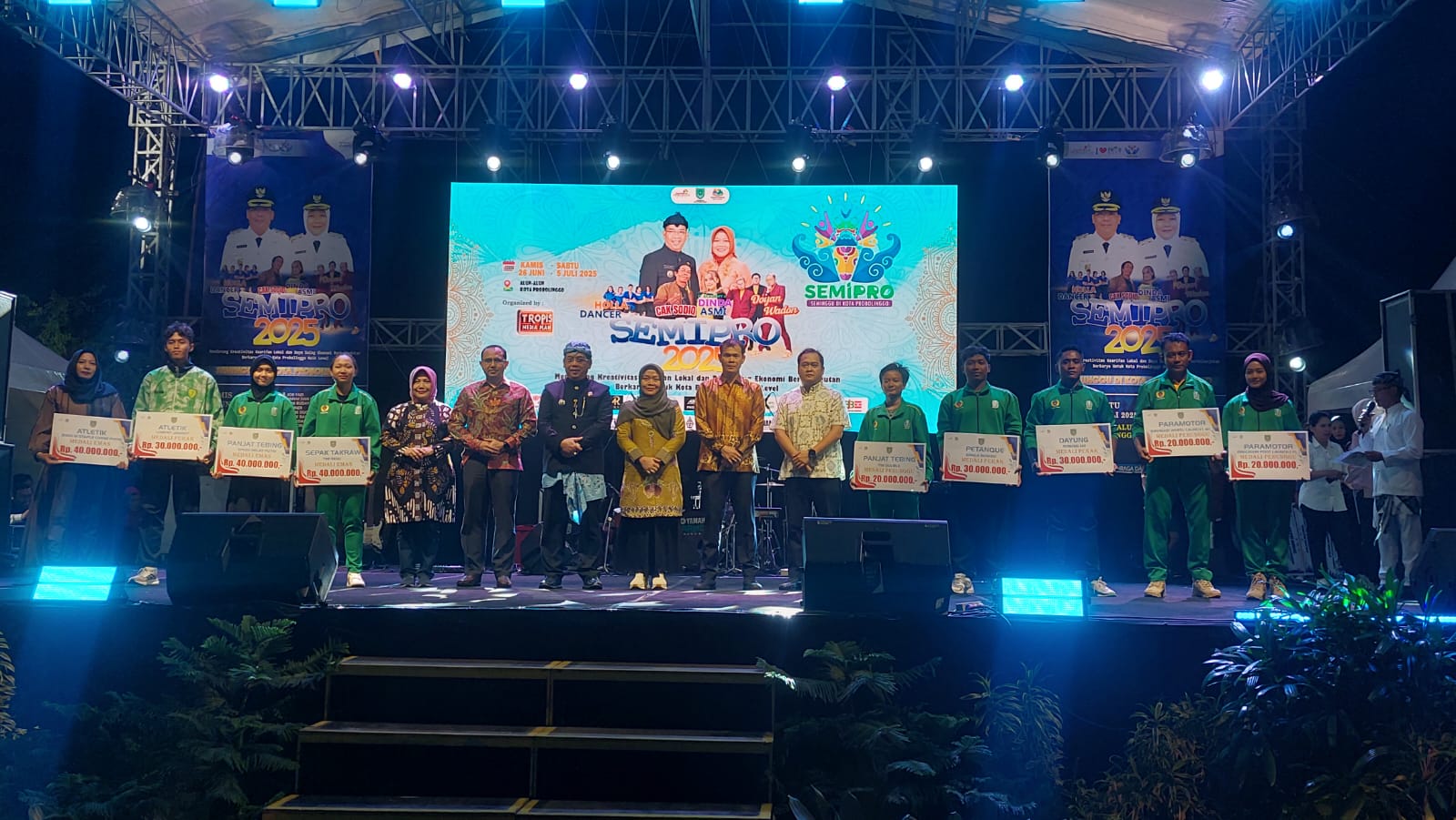 DICAIRKAN: Penyerahan reward oleh Wali Kota Probolinggo, dr. Aminuddin kepada atlet Kota Probolinggo yang berprestasi di ajang PON Aceh dan Sumatra Utara saat penutupan Semipro 2025. (foto: Hafiz Rozani)