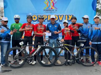 MEMBERSAMAI: Ketua KONI Kota Probolinggo, Zulfikar Imawan (tengah) berfoto dengan atlet yang mengikuti Porprov Jatim 2025. (foto: istimewa)