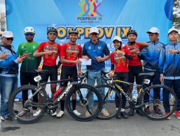 MEMBERSAMAI: Ketua KONI Kota Probolinggo, Zulfikar Imawan (tengah) berfoto dengan atlet yang mengikuti Porprov Jatim 2025. (foto: istimewa)