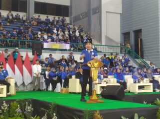 TUAN RUMAH: Bupati Jember Muhammad Fawait, saat membuka Porseni Madrasah Provinsi Jawa Timur 2025 di GOR PKPSO Kaliwates. (Foto: M. Abd. Rozaq Mubarok)