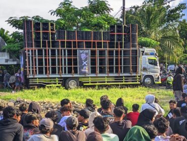 MERUGIKAN: Ilustrasi penggunaan sound horeg di Kabupaten Jember, yang dinilai banyak merugikan warga. (foto: istimewa)
