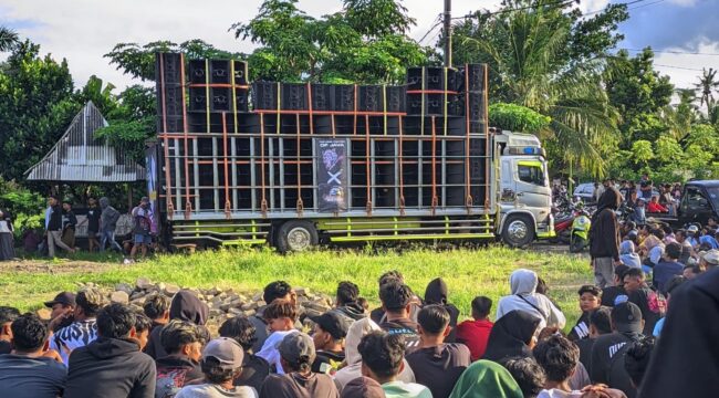 MERUGIKAN: Ilustrasi penggunaan sound horeg di Kabupaten Jember, yang dinilai banyak merugikan warga. (foto: istimewa)
