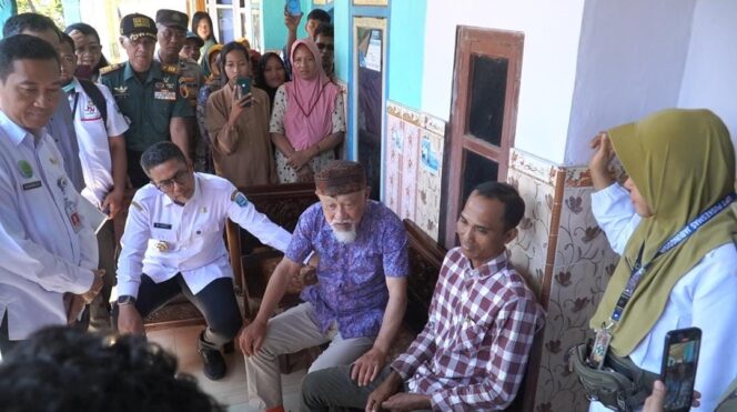 
					CEK: The Nippon Foundation dan rombongan mengecek kondisi pasien kusta di Kabupaten Probolinggo ditemani Bupati, dr. Mohammad Haris. (foto: Moch. Rochim).
