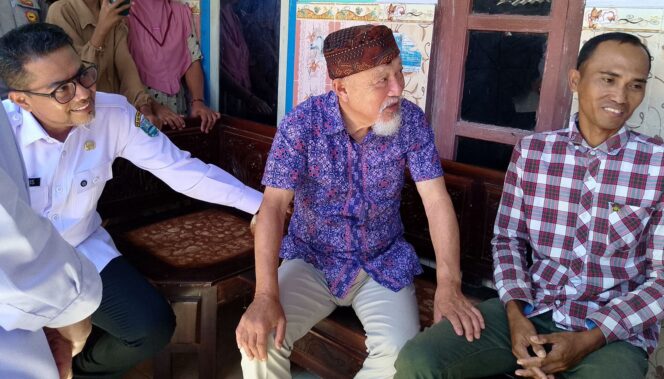 
					KERJASAMA: Bupati Probolinggo, Gus Haris,  menemani Ketua Kehormatan Nippon Foundation (NF) Yohei Sasakawa berkunjung ke penderita kusta Desa Jabung Sisir, Kecamatan Paiton. (foto: Ali Ya'lu)