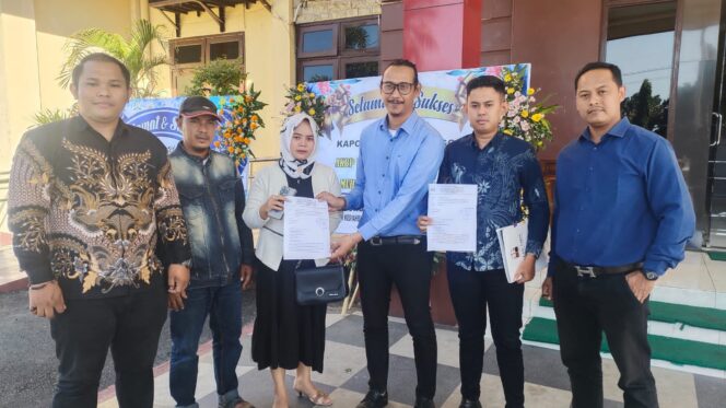 
					LAPORAN: Kuasa Hukum Dimas Tri Tunggal Wardhana Suaidy saat mendampingi kliennya mengadukan penipuan yang dilakukan selebgram Luluk Nuril di Mapolres Probolinggo. (foto: Ali Ya'lu).