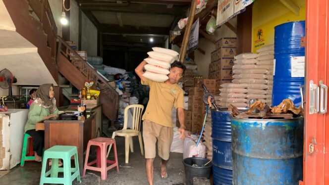
					MENIPIS: Kios beras UD Utama Sari milik Hamidah di Pasar Tanjung Jember. (Foto: M. Abd. Rozaq Mubarok)
