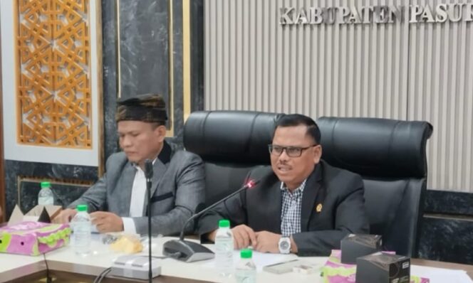 
					Ketua DPRD Kabupaten Pasuruan, Samsul Hidayat, bersama anggota DPRD Rudi Hartono saat memberikan keterangan pers terkait klarifikasi isu pemanggilan oleh KPK.