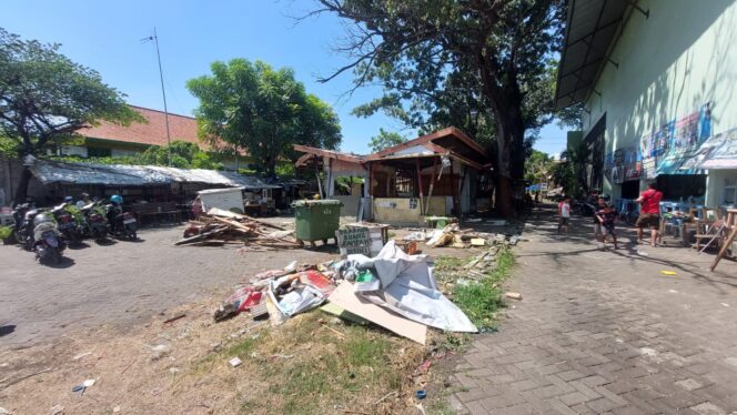 
					DIBONGLAR: Beberapa warung di GOR A. Yani Kota Probolinggo, yang dibongkar mandiri oleh pemiliknya. (foto: Hafiz Rozani).