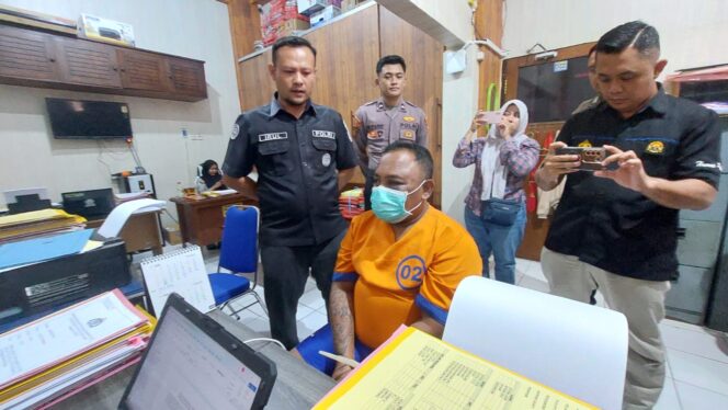 
					DISELIDIKI: Pelaku penipuan, Sigit Kurniawan, saat dimintai keterangan oleh penyidik Polres Probolinggo Kota. (foto: Hafiz Rozani).