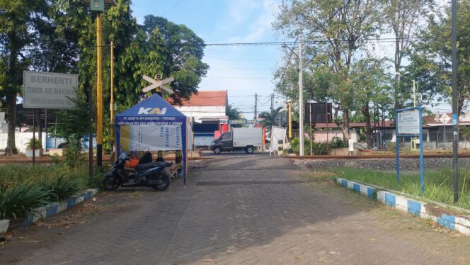 
					Perlintasan kereta api yang ada di depan Kantor Kecamatan Pilang, Kecamatan Kademangan, Kota Probolinggo. (foto: Hafiz Rozani).

