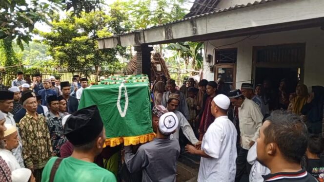 
					Jenazah Korban KMP Tunu Pratama Jaya Asal Pasuruan Disambut Suasana Haru