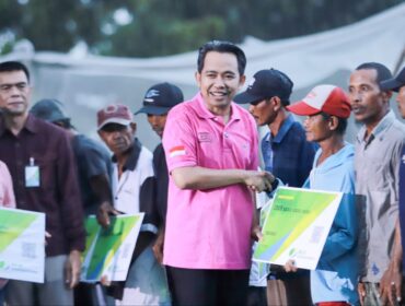 BANSOS: Bupati Jember, Muhammad Fawait, saat memberikan bantuan jaminan sosial ketenagakerjaan secara simbolis. (Foto: Dok. Diskominfo Jember).