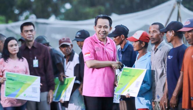 
					BANSOS: Bupati Jember, Muhammad Fawait, saat memberikan bantuan jaminan sosial ketenagakerjaan secara simbolis. (Foto: Dok. Diskominfo Jember).