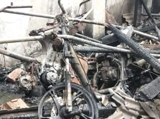 Tiga motor di rumah Indra hangus terbakar. (Foto: Asmadi) 
