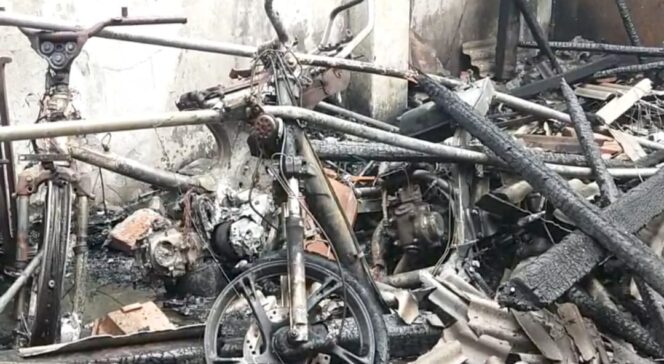 
					Tiga motor di rumah Indra hangus terbakar. (Foto: Asmadi) 

