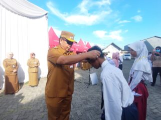 PENGENALAN: Wali Kota Probolinggo, dr. Aminuddin, mengalungkan identitas siswa Sekolah Rakyat, Senin (14/7/25) pagi. (foto: Hafiz Rozani).