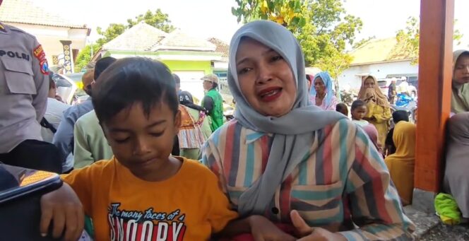 
					Keluarga korban saat diwawancarai 