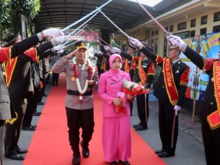 PEDANG PORA: Suasana penyambutan AKBP M. Wahyudin Latif di Polres Probolinggo melalui tradisi pedang pora. (foto: Bag. Humas Polres Probolinggo).
