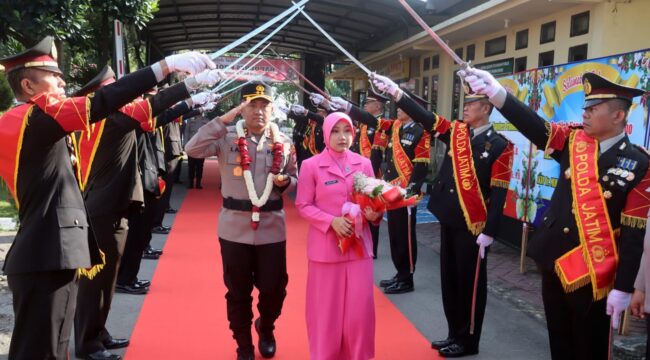 PEDANG PORA: Suasana penyambutan AKBP M. Wahyudin Latif di Polres Probolinggo melalui tradisi pedang pora. (foto: Bag. Humas Polres Probolinggo).
