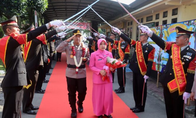 
					PEDANG PORA: Suasana penyambutan AKBP M. Wahyudin Latif di Polres Probolinggo melalui tradisi pedang pora. (foto: Bag. Humas Polres Probolinggo).
