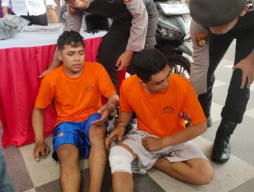 MALING: Dua pelaku curanmor, Moh. Rosiamin dan Dian Alfa dihadirkan saat rilis di Polres Probolinggo, beberapa waktu lalu. (foto: Ali Ya'lu).