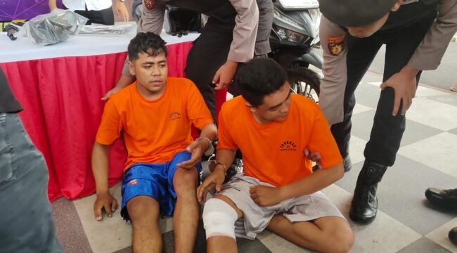 MALING: Dua pelaku curanmor, Moh. Rosiamin dan Dian Alfa dihadirkan saat rilis di Polres Probolinggo, beberapa waktu lalu. (foto: Ali Ya'lu).