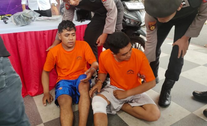 
					MALING: Dua pelaku curanmor, Moh. Rosiamin dan Dian Alfa dihadirkan saat rilis di Polres Probolinggo, beberapa waktu lalu. (foto: Ali Ya'lu).