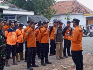 Tim gabungan mencari korban perahu terbalik di Kabupaten Pasuruan.