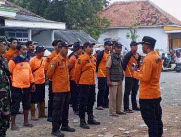 Tim gabungan mencari korban perahu terbalik di Kabupaten Pasuruan.