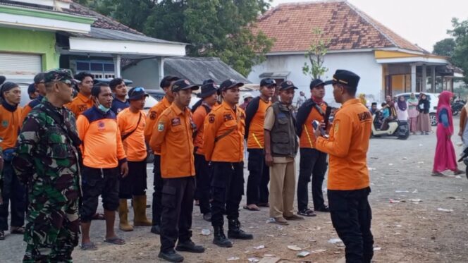
					Tim gabungan mencari korban perahu terbalik di Kabupaten Pasuruan.