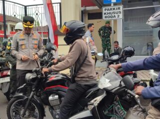 SOSIALISASI: Sosialisasi Operasi Patuh Semeru 2025 ke pengendara oleh Kapolres Jember dan jajarannya, Senin, (14/7/25) siang. (Foto: M. Abd Rozaq Mubarok)