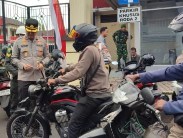 SOSIALISASI: Sosialisasi Operasi Patuh Semeru 2025 ke pengendara oleh Kapolres Jember dan jajarannya, Senin, (14/7/25) siang. (Foto: M. Abd Rozaq Mubarok)