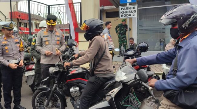 SOSIALISASI: Sosialisasi Operasi Patuh Semeru 2025 ke pengendara oleh Kapolres Jember dan jajarannya, Senin, (14/7/25) siang. (Foto: M. Abd Rozaq Mubarok)