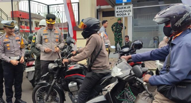 
					SOSIALISASI: Sosialisasi Operasi Patuh Semeru 2025 ke pengendara oleh Kapolres Jember dan jajarannya, Senin, (14/7/25) siang. (Foto: M. Abd Rozaq Mubarok)