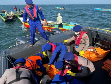 EVAKUASI; Proses evakuasi korban perahu terbalik yang ditemukan meninggal di Perairan Lekok Pasuruan. (foto: Moh. Rois).
