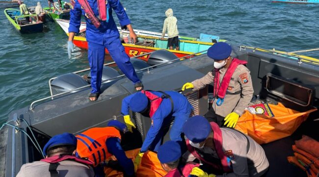 EVAKUASI; Proses evakuasi korban perahu terbalik yang ditemukan meninggal di Perairan Lekok Pasuruan. (foto: Moh. Rois).
