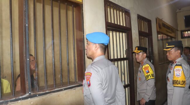 SIDAK: Kapolres Probolinggo, AKBP M. Wahyudin Latif (tengah) saat mengecek ruang tahanan mapolres setempat. (foto: Bag. Humas Polres Probolinggo)