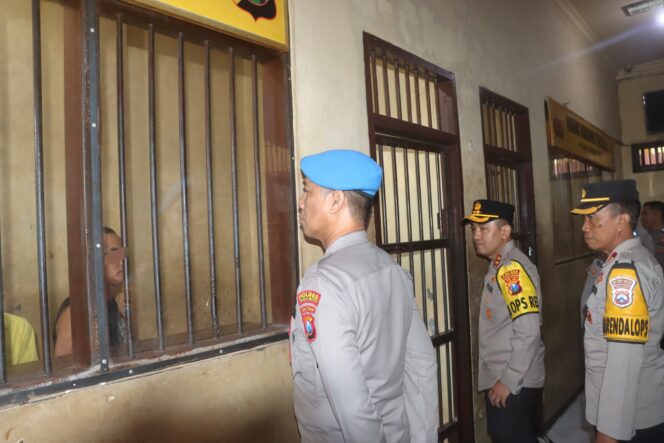 
					SIDAK: Kapolres Probolinggo, AKBP M. Wahyudin Latif (tengah) saat mengecek ruang tahanan mapolres setempat. (foto: Bag. Humas Polres Probolinggo)