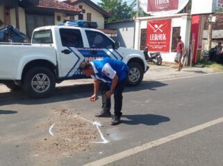 OLAH TKP: Anggota Unit Gakkum Satlantas Polres Probolinggo Kota saat melakukan olah TKP kecelakaan yang menewaskan pelajar. (foto: Hafiz Rozani).