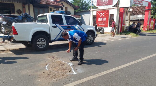 OLAH TKP: Anggota Unit Gakkum Satlantas Polres Probolinggo Kota saat melakukan olah TKP kecelakaan yang menewaskan pelajar. (foto: Hafiz Rozani).